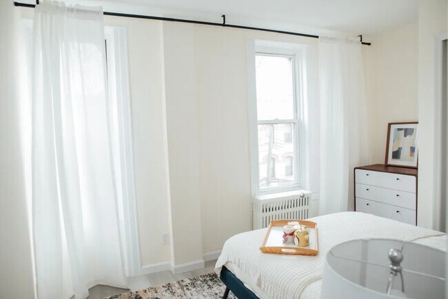 Foto del edificio - Furnished room/NOT APARTMENT