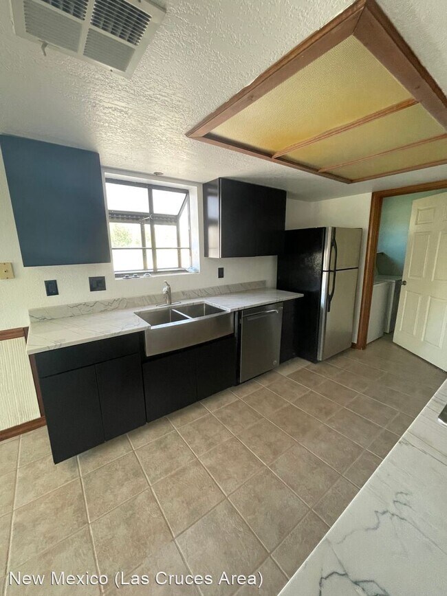 Building Photo - 3 br, 2 bath House - 2222 Uranus Ave