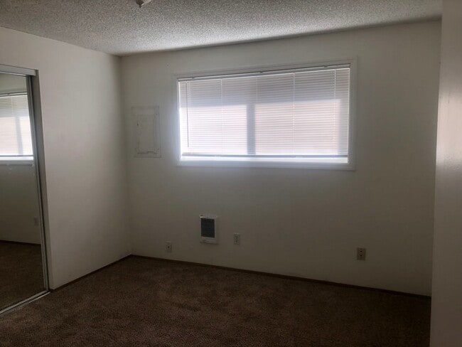 Building Photo - Inner SE Portland Duplex!