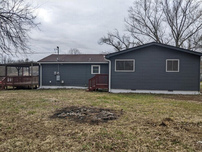 Building Photo - Large 3 Bedroom House