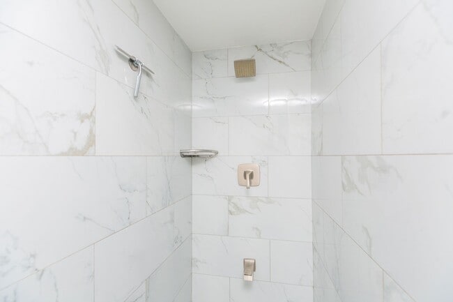 Building Photo - 469 Ena Rd #2402