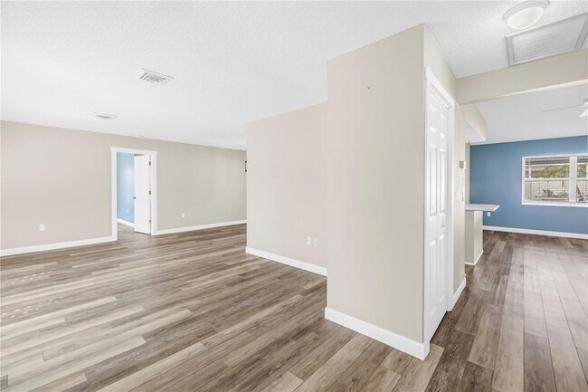 Foto del edificio - 5771 Timberlake Dr
