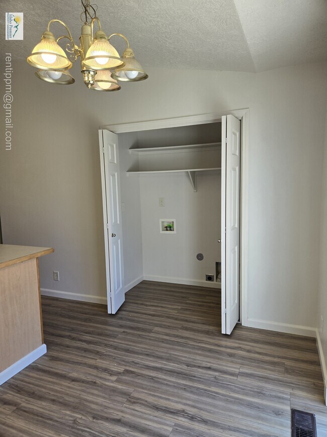 Foto del edificio - 1671 Klemmer Ave N