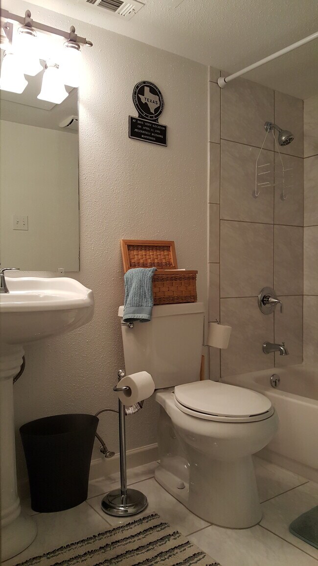 Foto del edificio - 3900 Woodchase Dr