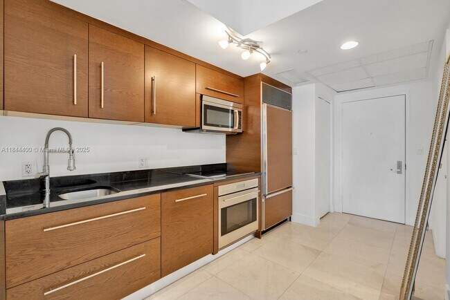 Building Photo - 475 Brickell Ave