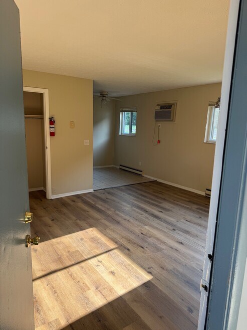 Building Photo - 5380 Eastgate Dr