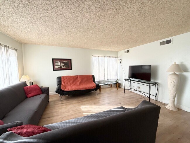 Foto del edificio - Fully Furnished 4-Bedroom Home in Prime Central Las Vegas Location