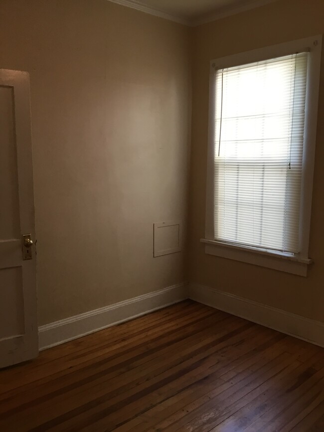 Building Photo - Quaint 2 Bedroom 1 Bath Close Proximity to...