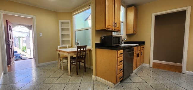 Building Photo - 245 Concord St