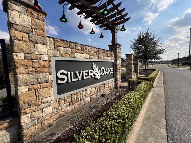 Foto del edificio - 2 WEEK MOVE IN SPECIAL!!!!  Partially Furnished Home on Sterling Oaks Dr. with Premium Features