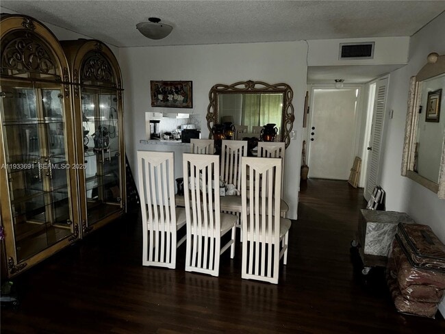 Foto del edificio - 950 Hillcrest Dr