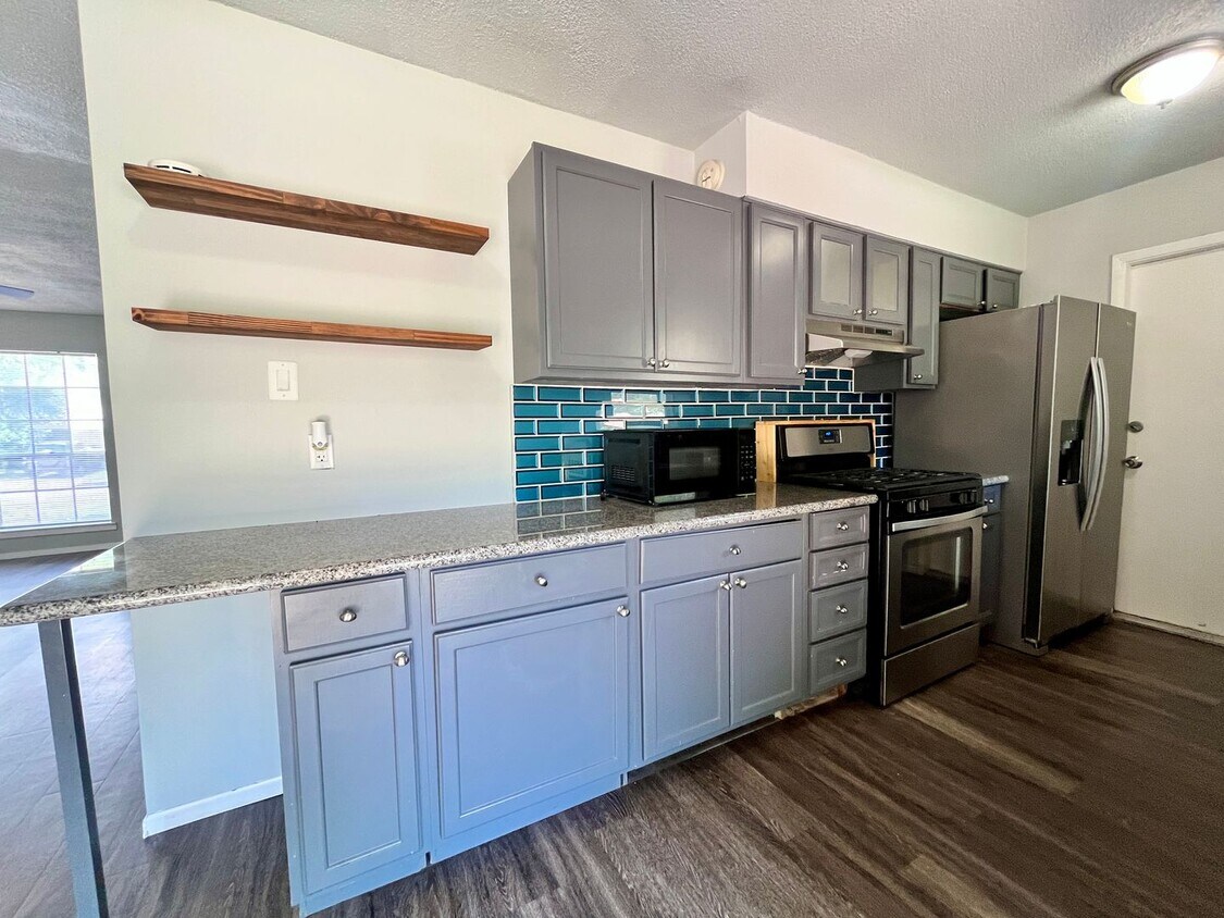 Foto principal - FALL INTO A NEW HOME WITH OUR MOVE-IN SPEC...