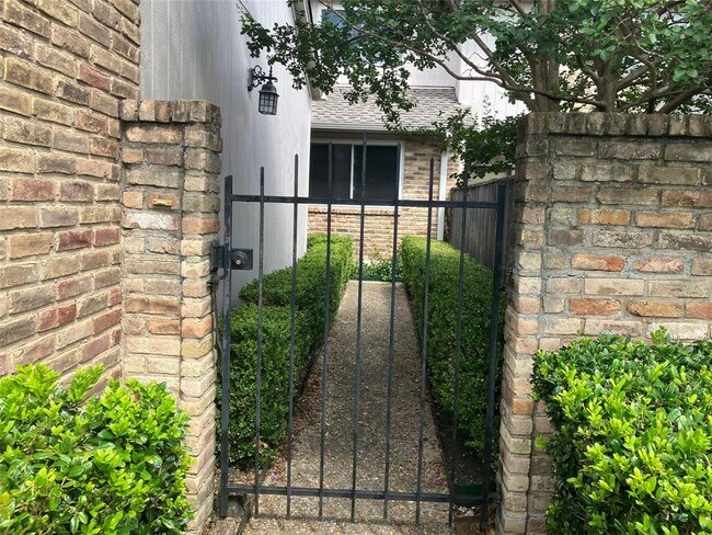 Foto del edificio - 8226 Summer Side Dr