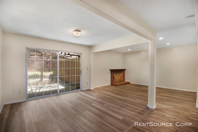 Building Photo - 3 Bedroom Duplex For Rent in Simi Valley!