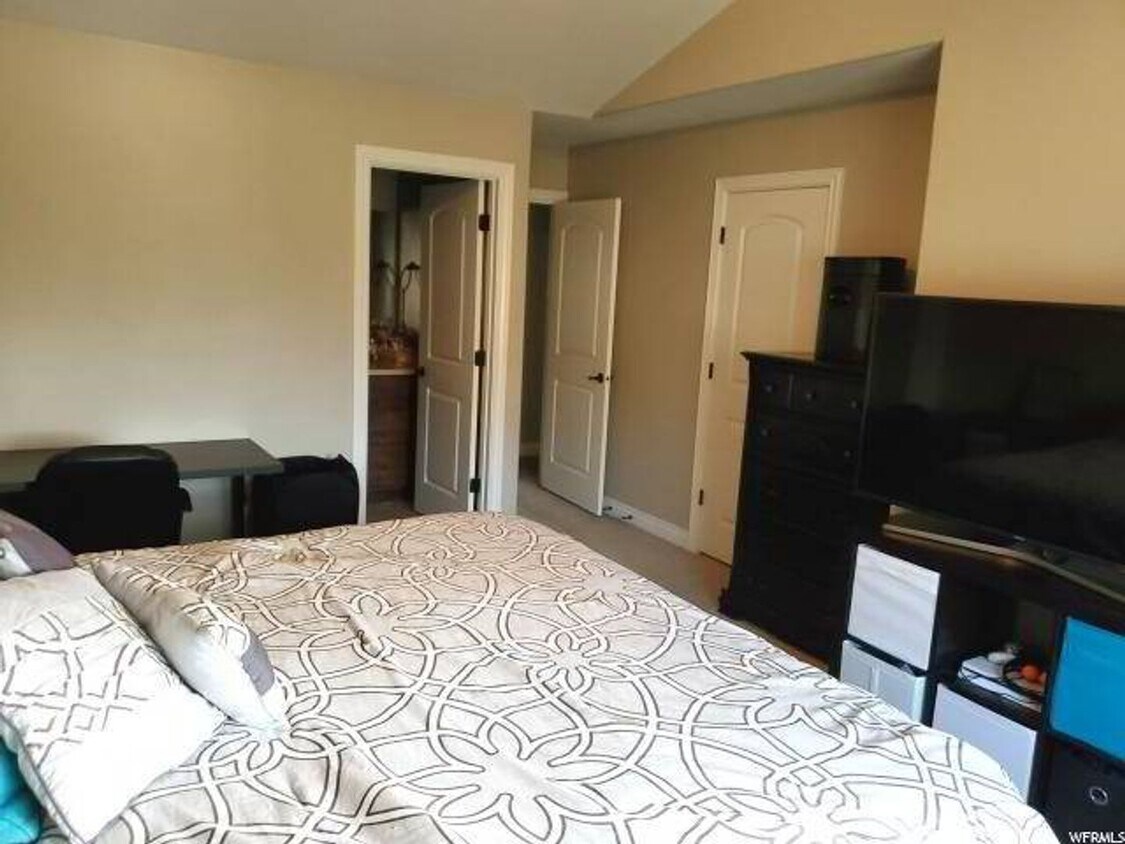 Foto principal - Beautiful 3 Bedroom Town Home PG!