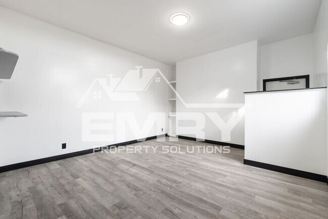 Building Photo - 942 S Gerhart Ave