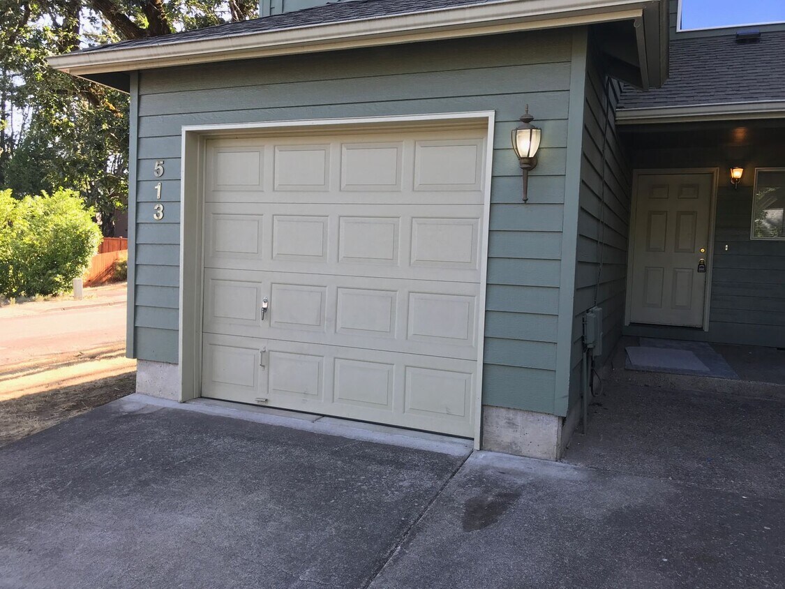 Foto principal - 3 bedroom 2 bath Thurston Hills town house