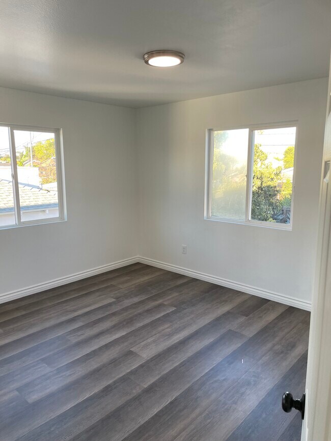 Cama - 4444 S San Pedro St