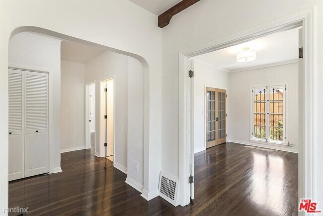 Building Photo - 3 br, 2 bath Condo - 5315 W 8th St