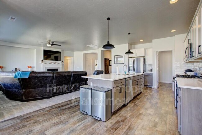 Building Photo - 4930 W Sands Basin Dr