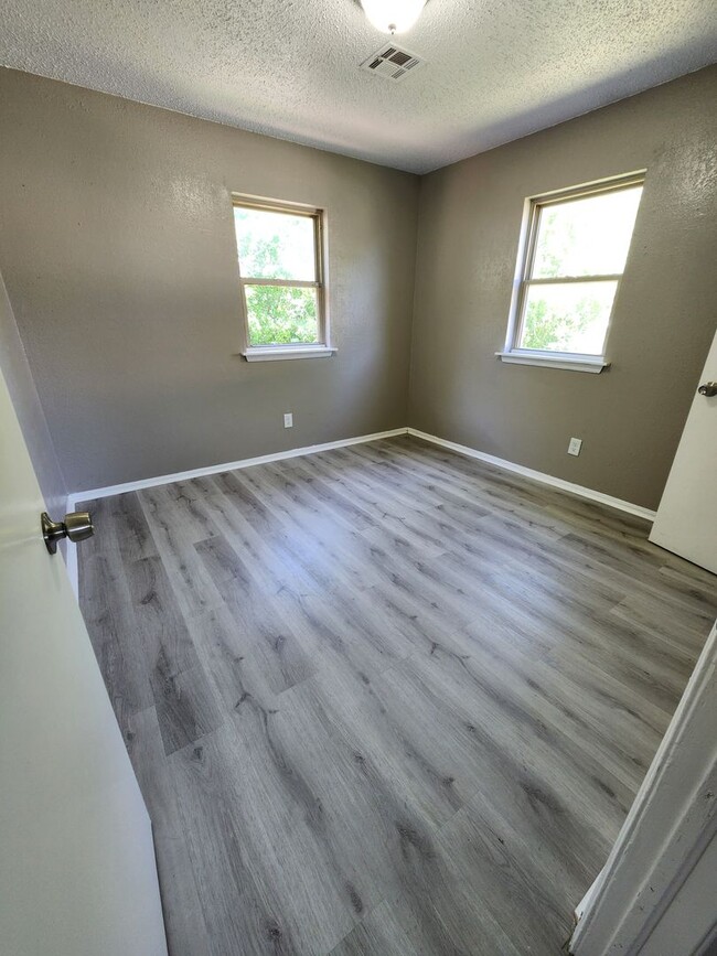 Building Photo - Charming 4 Bed 1 Bath Home in SE OKC