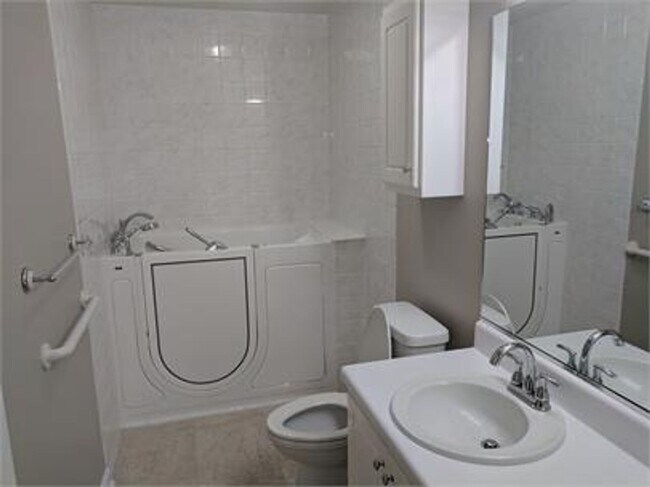 Building Photo - 3101 Lucas Ln SW