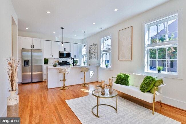 Building Photo - 221 S Alfred St