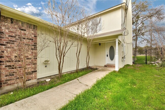 Foto del edificio - 6102 Parkwood Dr