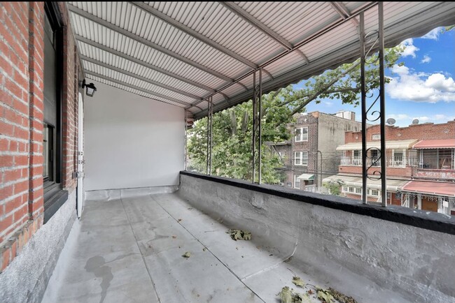 3rd bedroom has access to balcony overlooking the street - 627 Vermont St