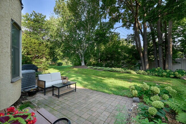 Foto del edificio - "Charming 3-Bed Townhouse with Scenic View...