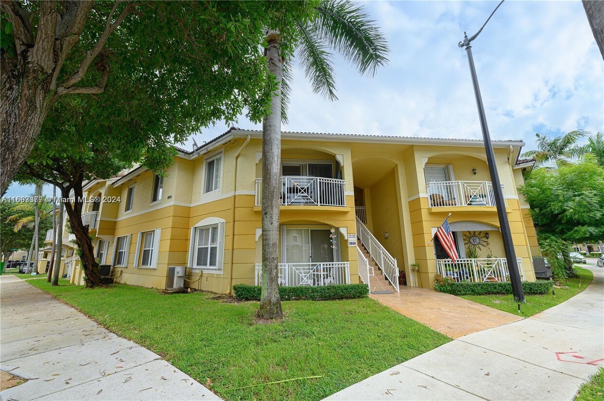 Foto principal - 8906 W Flagler St