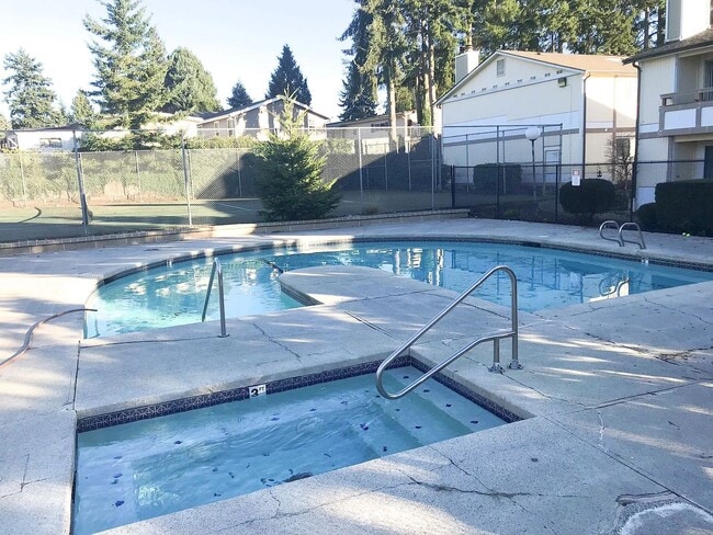 Building Photo - 3 bed/ 2 bath condo in Lynnwood!