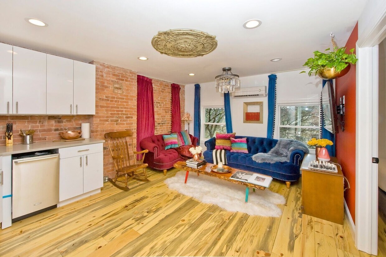 Foto principal - 2 & 3 Bedroom Units in the Dwight Street H...
