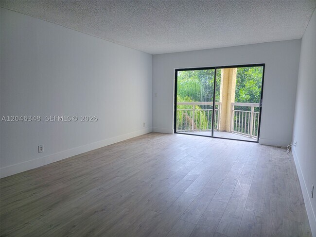 Foto del edificio - 8290 Lake Dr