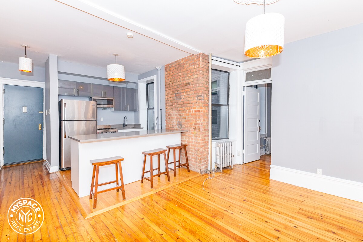 Primary Photo - 246 Pacific St