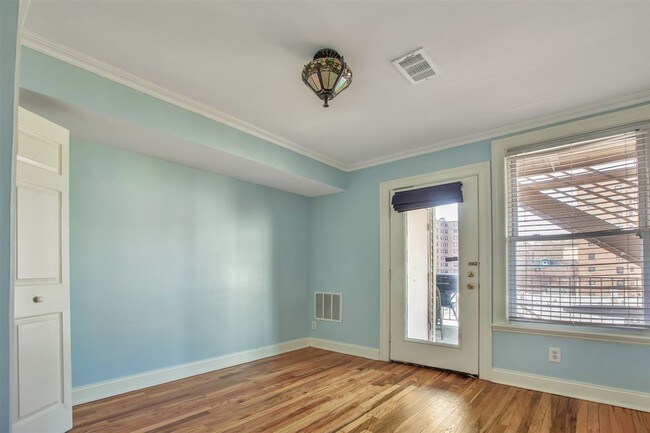 Building Photo - 308 Monroe St