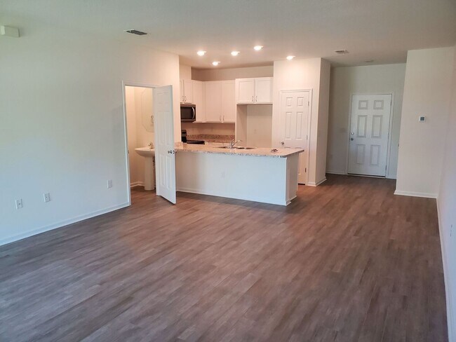 Foto del edificio - 3BR/2.5BA Townhome in Cul-de-Sac. Garage. Small Pets Welcome! Minutes from Treaty Park!