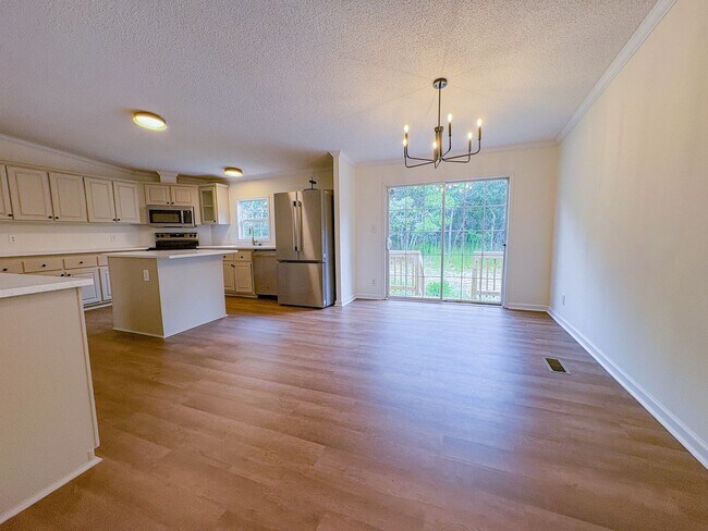 Foto del edificio - 4 Bedroom, 2 Bathroom: Pets Allowed!
