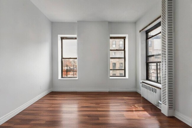 Foto del edificio - 411 Manhattan Ave