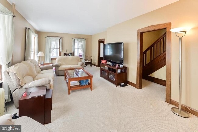 Building Photo - 128 Oak St