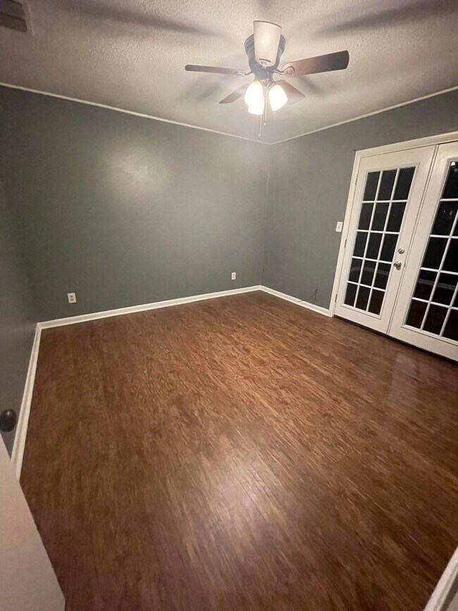 Foto del edificio - 2301 Evelyn Ln