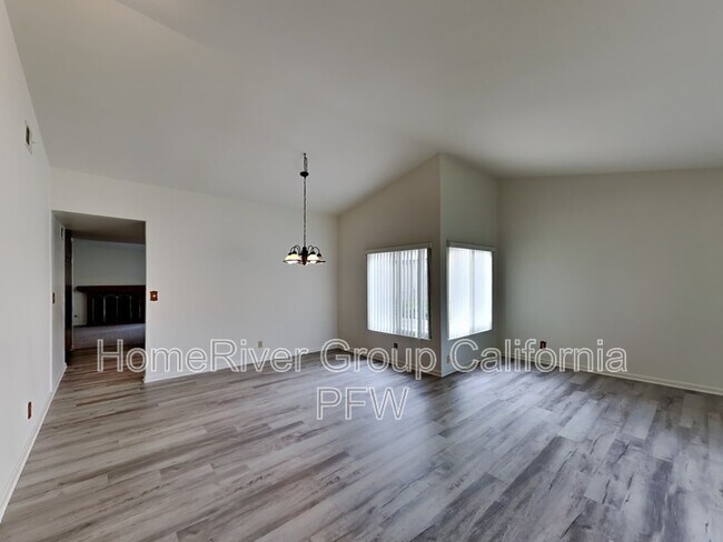 Building Photo - 3910 Coronado Cir