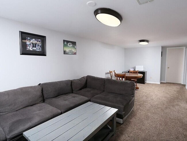 Foto del edificio - 4 Bedroom (2 non egress) 3 Bathroom home on the Westend!