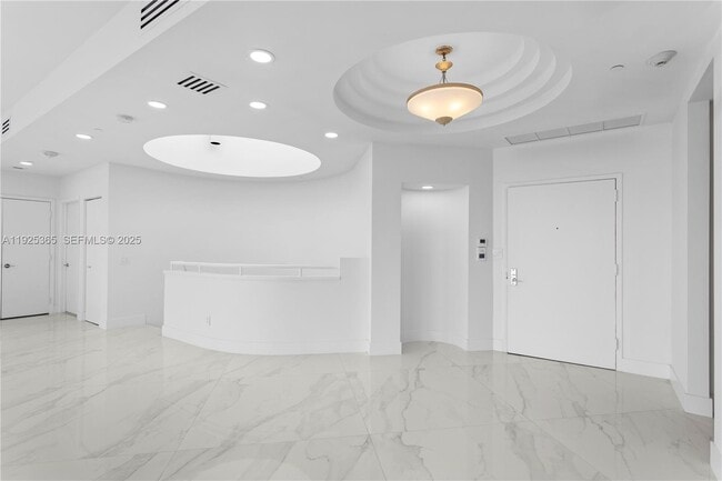 Building Photo - 2000 Island Blvd