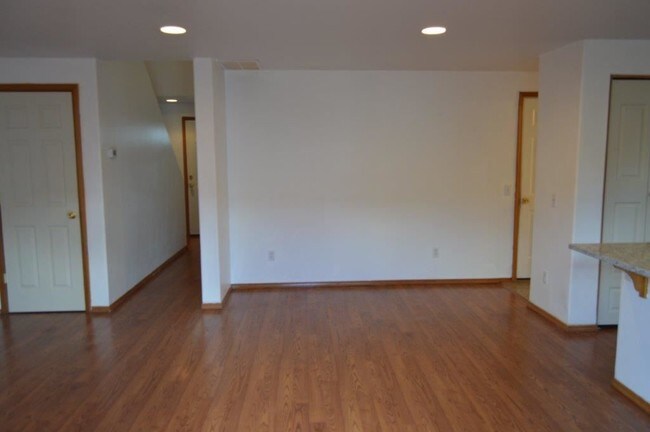 Building Photo - 4 br, 2.5 bath House - 4304 SE Bentley St