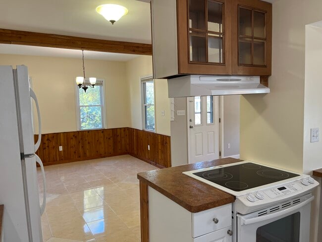kitchen to dining room - 346 Old Falls Blvd