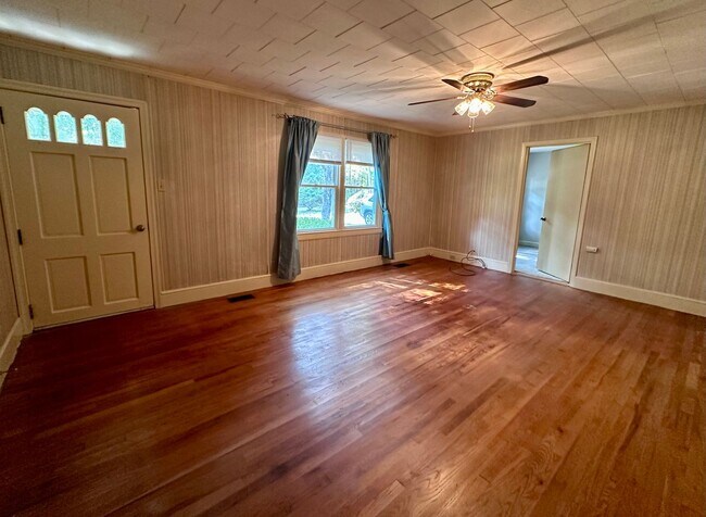 Building Photo - 3 Bedroom House on One Acre of Land!