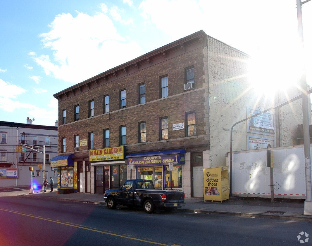 Building Photo - 895-899 Main Ave
