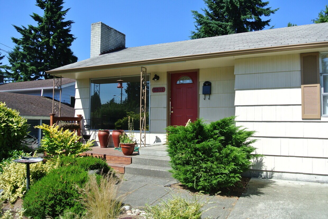 Primary Photo - Adorable 3-Bedroom House Near University V...