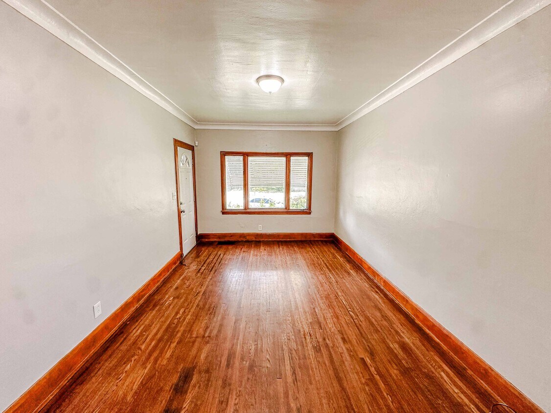 Foto principal - 742 Waverly Ave